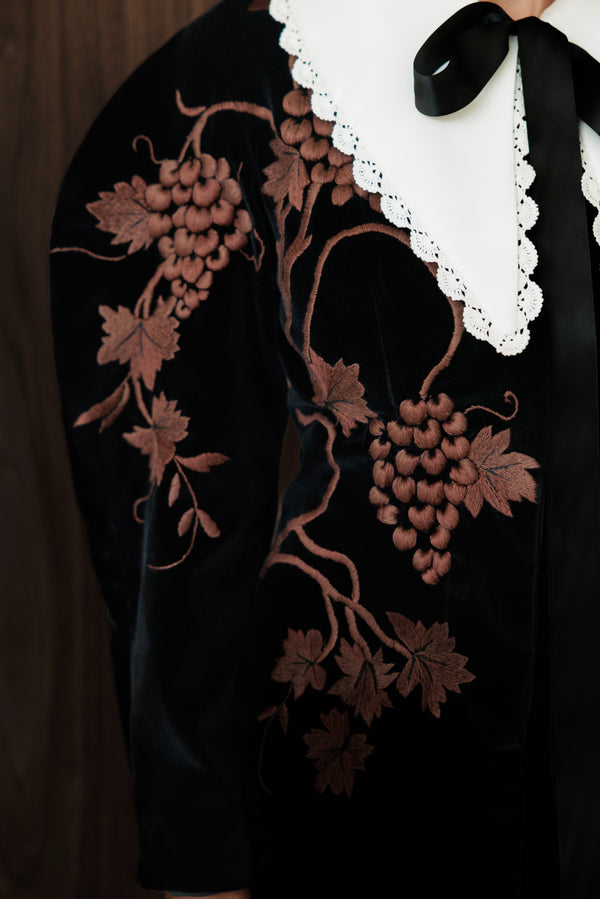 Vine blossom collar